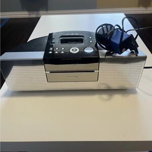 Phillips iPod Docking Entrtnmt System CD USB iPod AM/FM  Charger Included